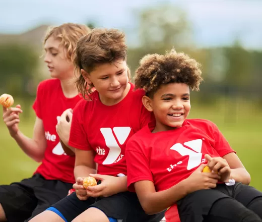 3 kids eating oranges