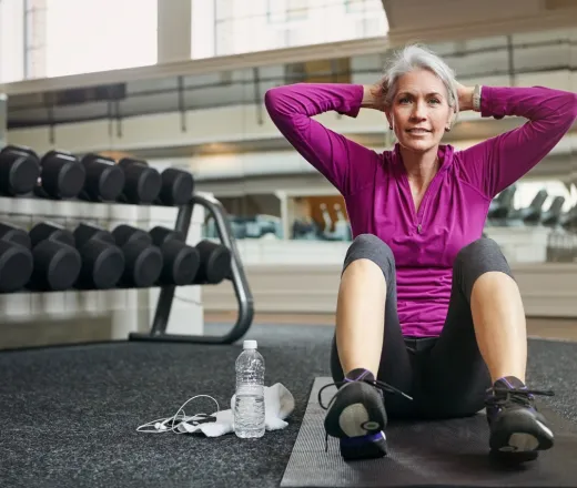 woman doing sit up in a gym